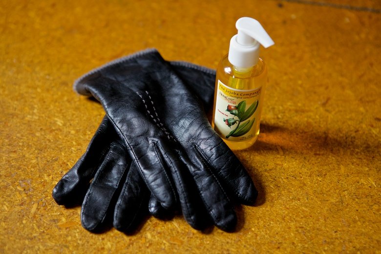 using jojoba to protect leather gloves